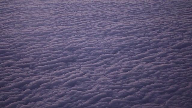 从上面看黄昏时浓密的云层。视频下载