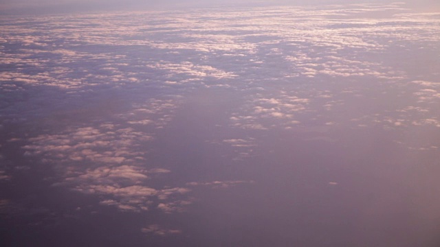 从飞机上看日落时的云彩景观。视频下载