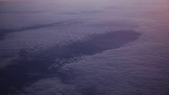 从飞机窗口看到的日落景色。从白天到夜晚的变化。视频素材