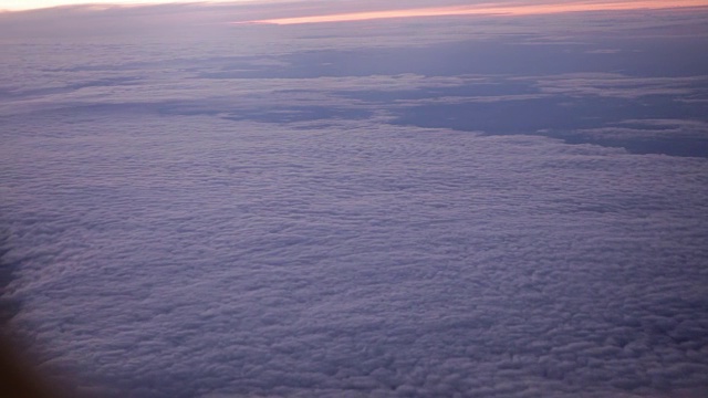 从飞机窗口看到的日落景色。视频素材
