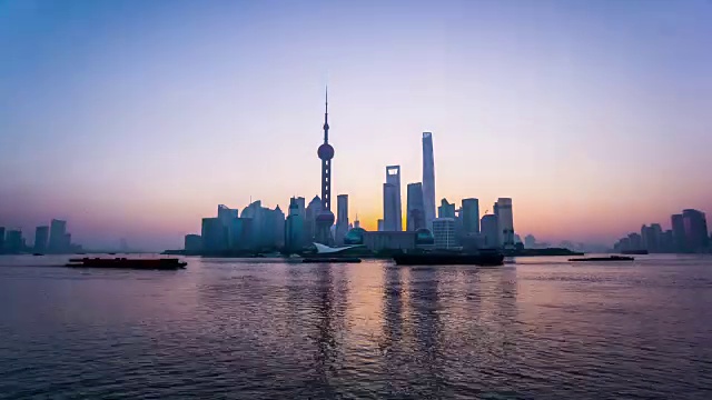 时光流逝的清晨，大量的船只在中国上海的黄浦江上视频下载
