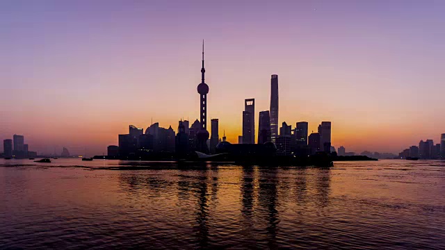 时光流逝的清晨，大量的船只在中国上海的黄浦江上视频下载