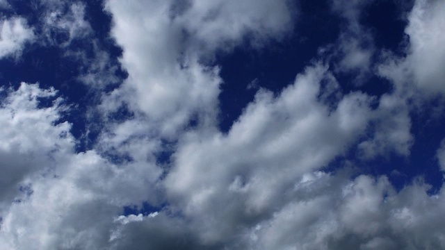 “云朵飘过天空，法国诺曼底，时光流逝”视频下载