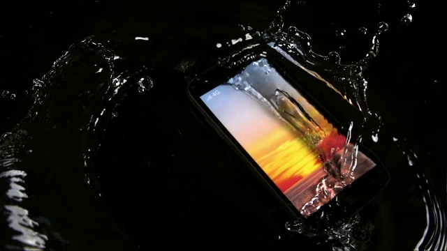 “手机落水，慢镜头”视频下载