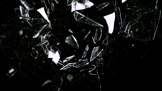 “黑色背景下的碎石玻璃，慢镜头”视频素材
