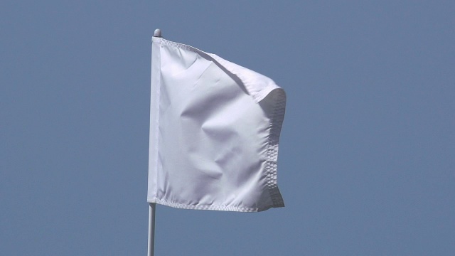 “风中飘扬的白色高尔夫旗，意大利西西里岛西卡附近，慢镜头”视频下载