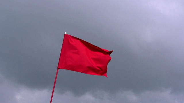 “风中飘扬的红旗，意大利西西里岛西卡附近，慢镜头”视频下载