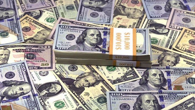“一堆堆美元钞票掉落，慢镜头”视频下载