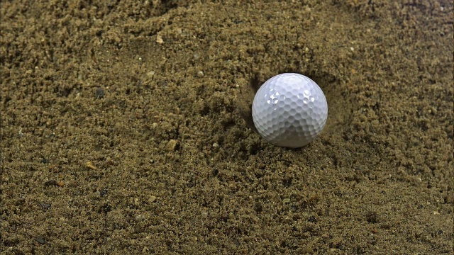 意大利西西里岛西卡附近的高尔夫球落入沙坑，慢动作视频下载
