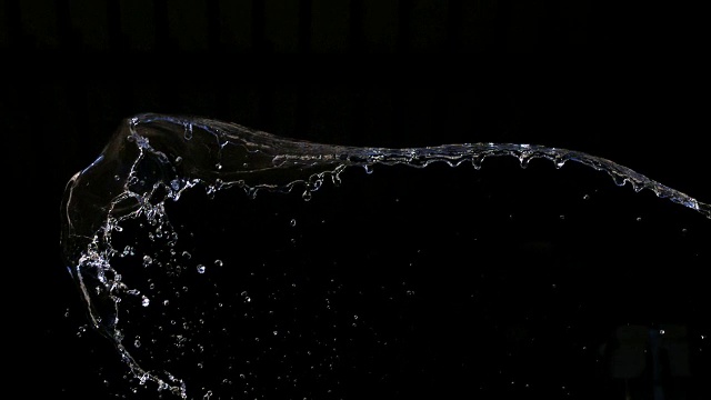 “黑色背景下的水跳跃，慢镜头”视频下载