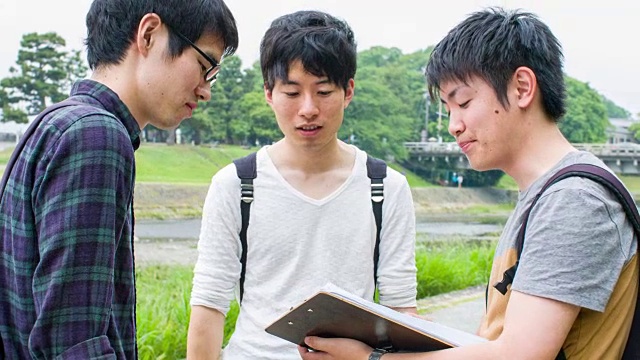 在大学户外聊天的日本学生视频素材