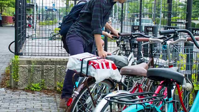 日本学生从大学把自行车带回家视频素材