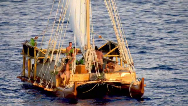 夏威夷太平洋上的波利尼西亚独木舟视频素材