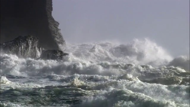 在暴风雨中海浪撞击岩石，新西兰视频下载
