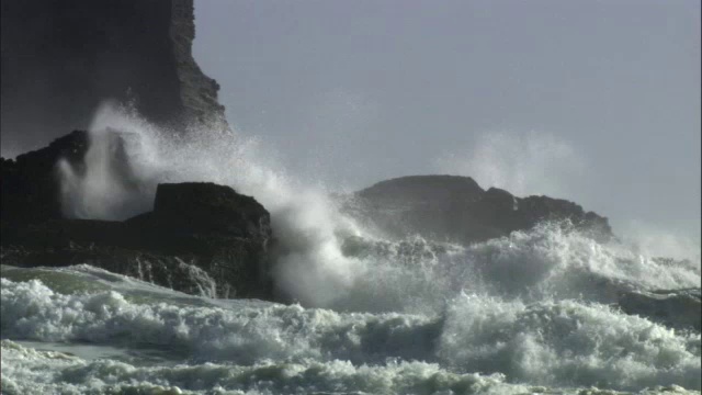 在暴风雨中海浪撞击岩石，新西兰视频素材
