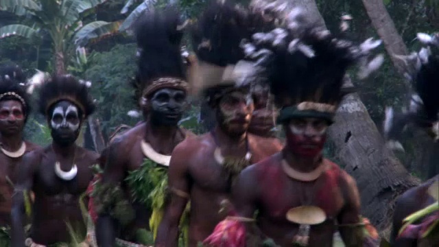 巴布亚新几内亚塞匹克，卡宁加拉鳄鱼人在入会仪式上表演视频素材