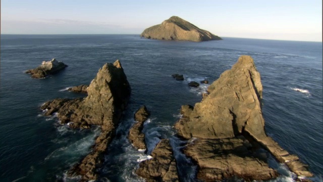 沿着岩石向新西兰库克海峡的斯蒂芬斯岛航行视频下载