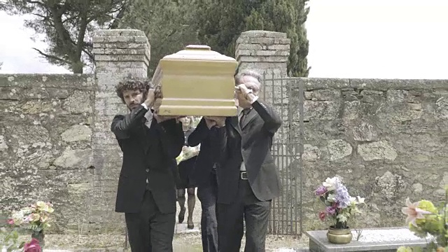 抬棺材的人到达墓地视频下载