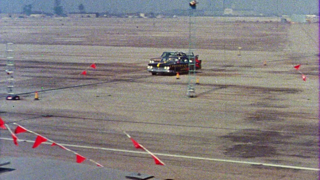 1968年，高角广角拍摄，PAN两辆车平行行驶向事故现场/第三辆车交叉方向视频下载