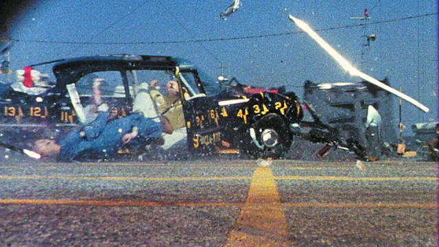 1968年慢镜头低角度两辆试验车碰撞+碰撞试验假人脱落视频下载