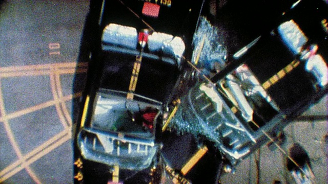 1968年，慢镜头上方两辆测试车相撞视频下载