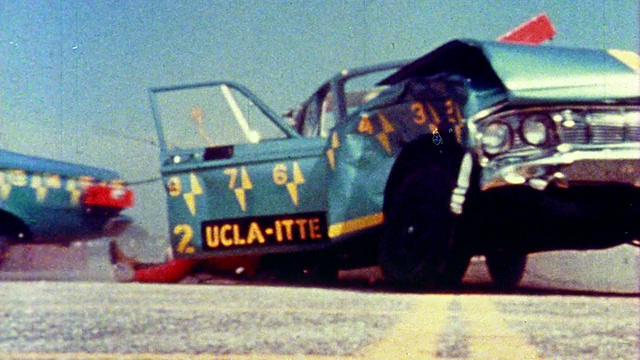 1968年慢镜头低角度两辆车相撞+碰撞测试中假人脱落视频下载
