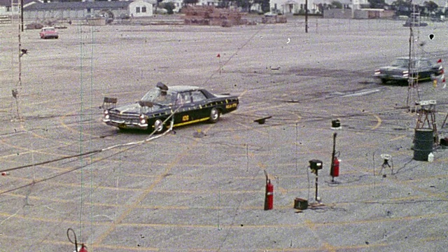 1968年，在碰撞测试中，一辆高速行驶的汽车与一辆固定汽车尾部相撞视频下载