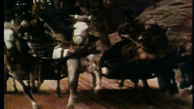 2名罗马士兵在泥土路上骑着马车赛跑视频素材