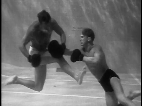 1939年，两名戴着拳击手套的男子在水下互相打拳/棕榈泉，加州视频素材