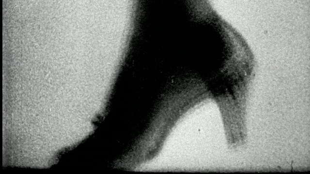 50年代的B/W近距离x光透视妇女的脚在高跟鞋提起脚趾，然后在脚跟视频下载