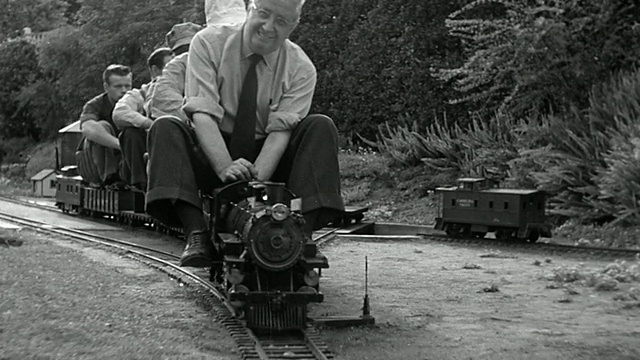 1951年的B/W跟踪拍摄了五个人坐在微型蒸汽火车上视频下载
