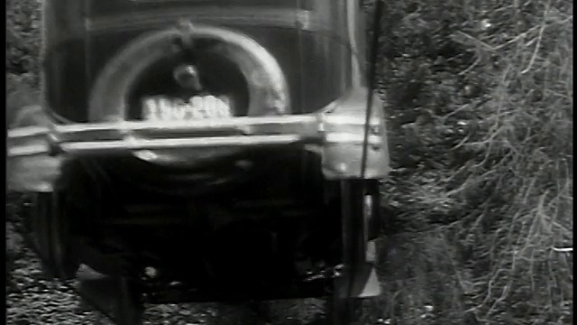 1932年B/W低角度汽车行驶在拉伸电缆上的相机/ Barlow, OR视频下载