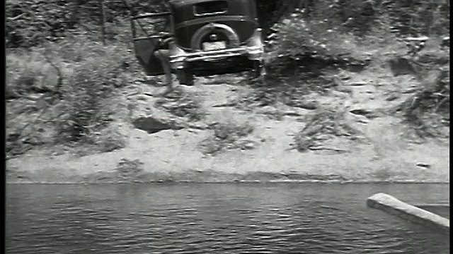 1932年，一名男子从悬挂在河上的电缆上跳下视频下载