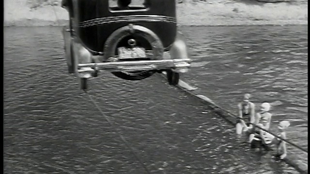 1932年，后视车在缆绳上行驶，乘客在河上/ Barlow, OR视频下载