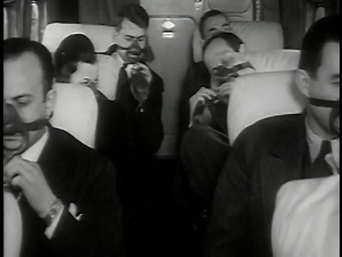 1939年潘小姐坐在飞机上的人戴着氧气面罩视频素材