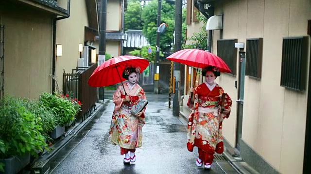 两个舞妓走在京都祗园的街道上视频素材