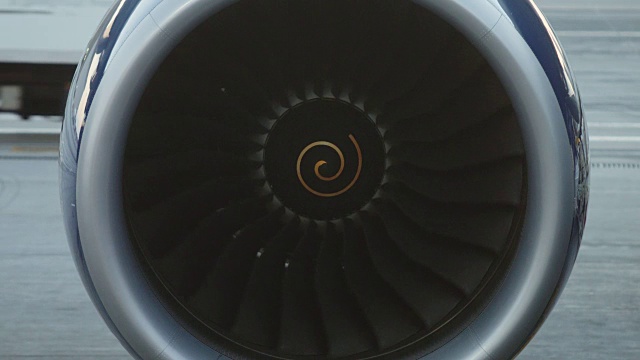 飞机上的喷气涡轮视频素材