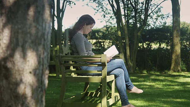 在花园里读书的女人视频素材