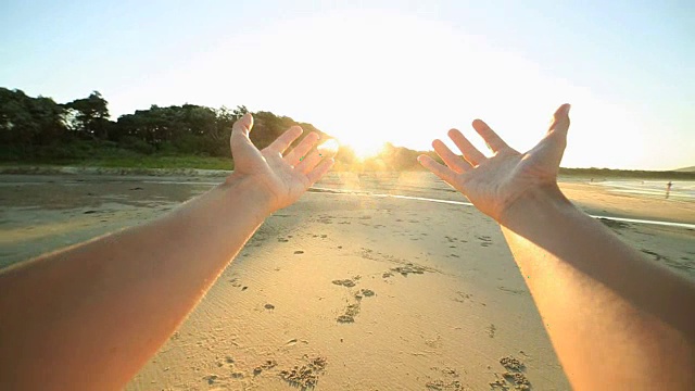 女性向夕阳伸出手臂的个人视角视频下载