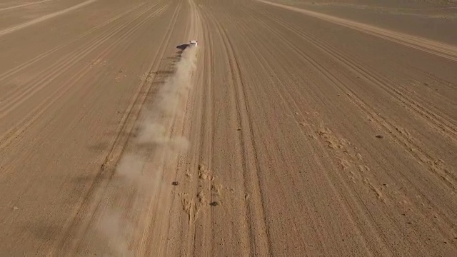 高角度无人机镜头越野车通过干旱的景观，Erg Chebbi，摩洛哥视频下载