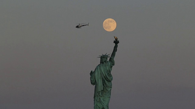 自由女神像，满月和一架直升机视频素材