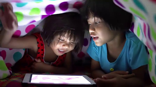 小女孩使用平板电脑视频下载