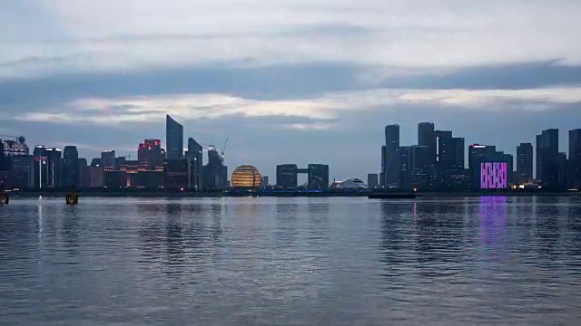 从白天到夜晚4K延时:钱塘江的城市天际线，杭州，中国视频下载