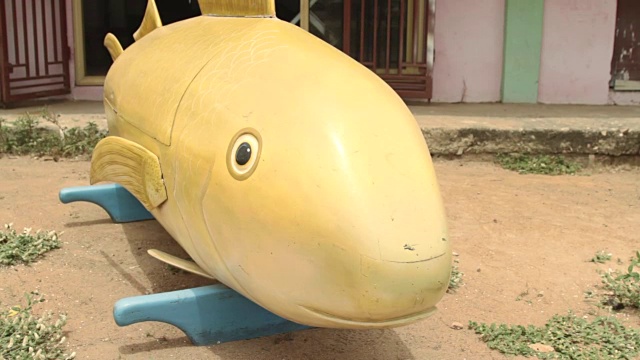 图为阿克拉市的一具鱼形棺材。视频下载