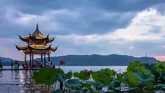 从白天到夜晚的4K延时:在西湖上的亭子在夏季日落，杭州，中国视频下载