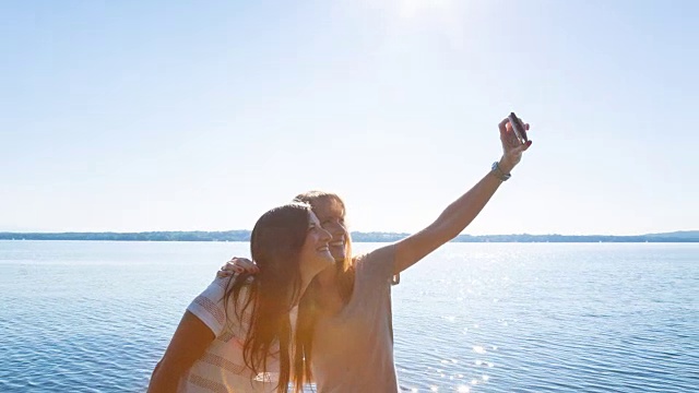 两名年轻女子在湖边甲板上自拍视频下载