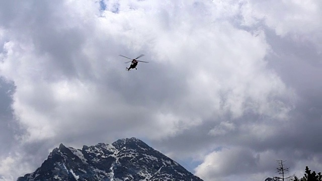 直升机飞过塔特拉山脉视频下载