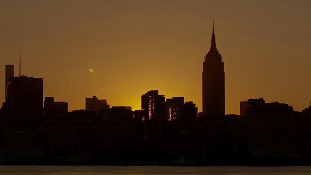 日出时，太阳从曼哈顿中城的天际线上缓缓升起。视频素材