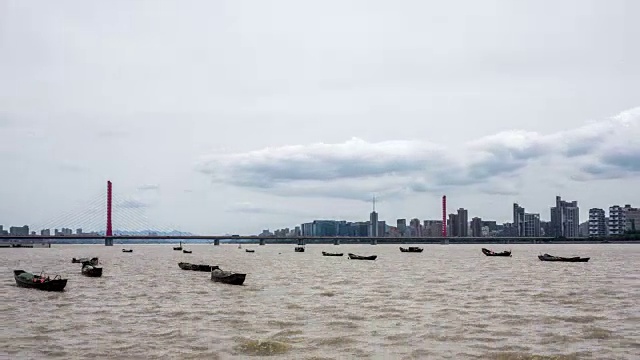 4K延时拍摄:杭州市区天际线上漂浮的渔船视频素材