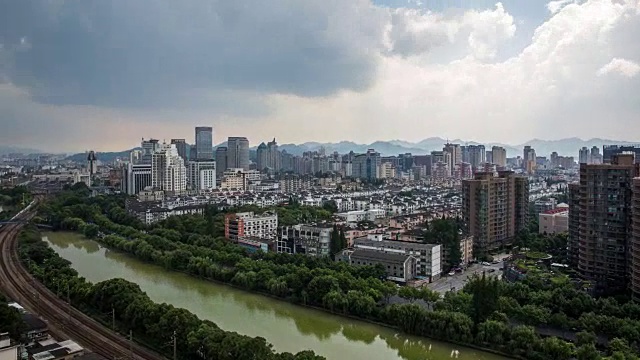 4k时光流逝:一场突如其来的阵雨掠过杭州市中心的摩天大楼视频素材